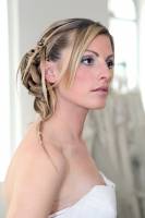 Pose par un professionnel qualifié de vos extensions de cils pour compléter votre look de mariée à Aix